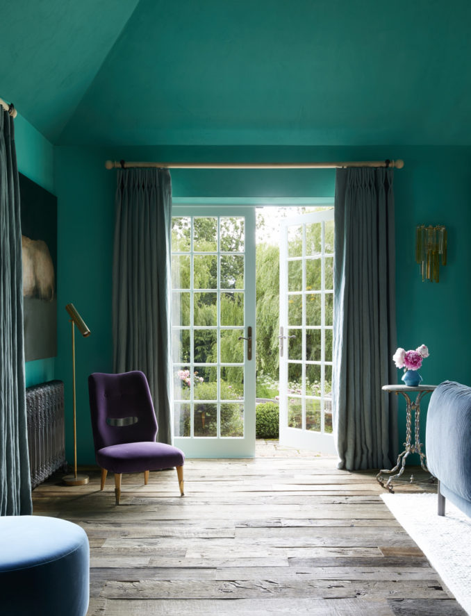 London Interior Designer Ana Engelhorn combines beautiful emerald green paint from Francesca’s Paints and wooden floor boards in this country home interior décor.